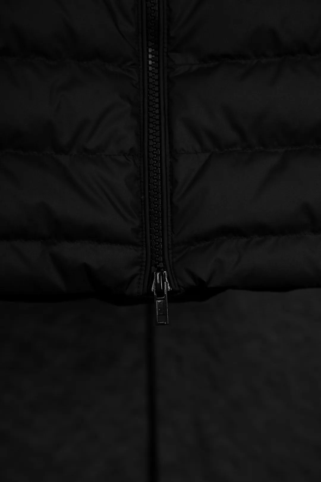 P340 Actual Photos [Popular in Winter] Style No.: 25125# Color: Black/Navy Blue/Almond Size: S-XL - Ralph Lauren/Ralph Lauren 2025FW Popular Winter Item Stand Collar Three-Zip Couple Style Rib Down Vest Vest - Craftsmanship 400T diamond-proof nylon on the face Grid down filling inside 400T high-density gallbladder isolation - Correct slightly waisted version on both sides The placket is made of cotton webbing and has double zipper pockets on both sides - RL's hottest vest this year. Out of stock at counters. A treasure item with a winter atmosphere. It comes in three basic colors. It can be worn by both men and women, especially the creamy white with a warm red feel. Comes with a beauty filter, which girls love. The overall fluffiness is just right. It is light and not bloated. It is very chill. It can enhance the overall fashion sense whether worn outside or inside.